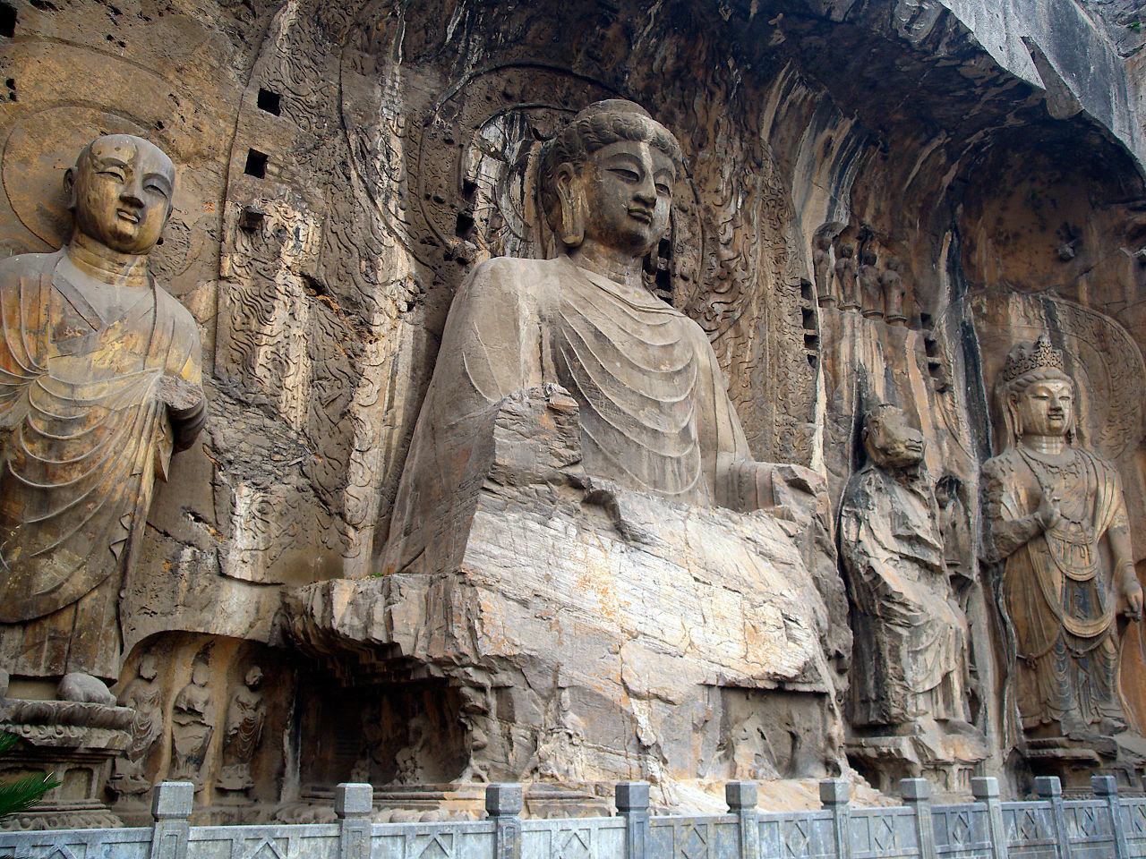 1280px-Longmen_lu_she_na.jpg