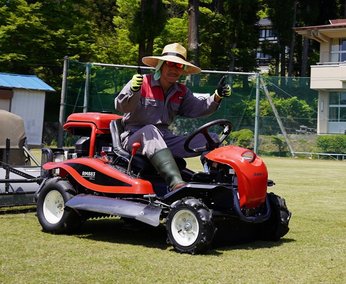 グランドの芝のお手入れ2023 始動です!!