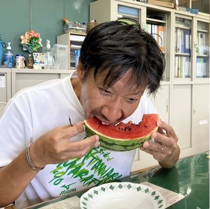 芝刈りて　スイカほおばる　盛夏かな　