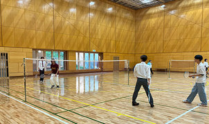 通学スタンダードコース：体育館でバドミントン