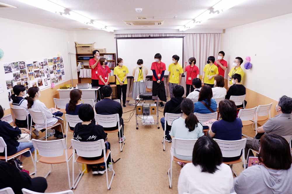 教職員・生徒スタッフ紹介の様子