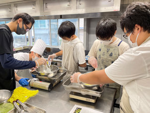 製菓専門学校でケーキ作り