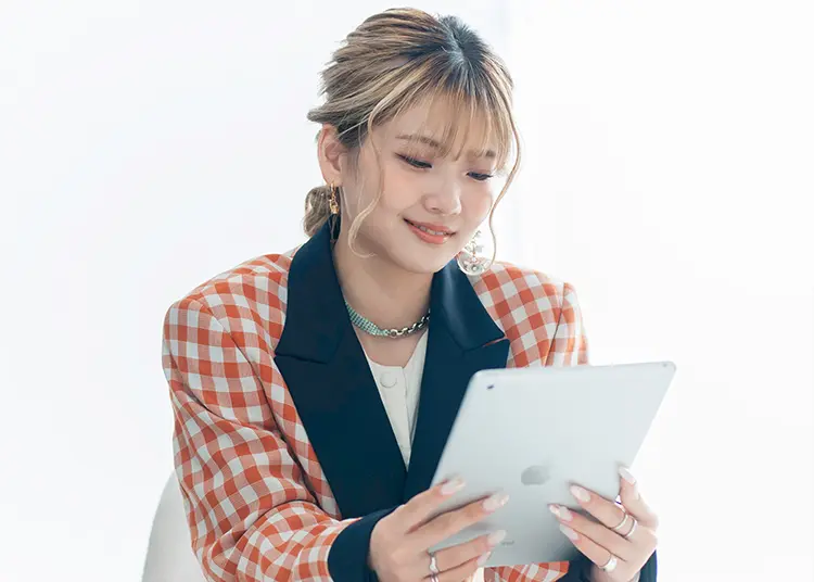 タブレットを使ってオンライン動画の授業に取り組む女生徒の写真