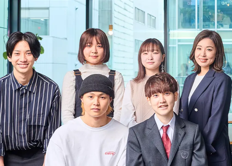キャンパス内での先生と生徒の集合写真