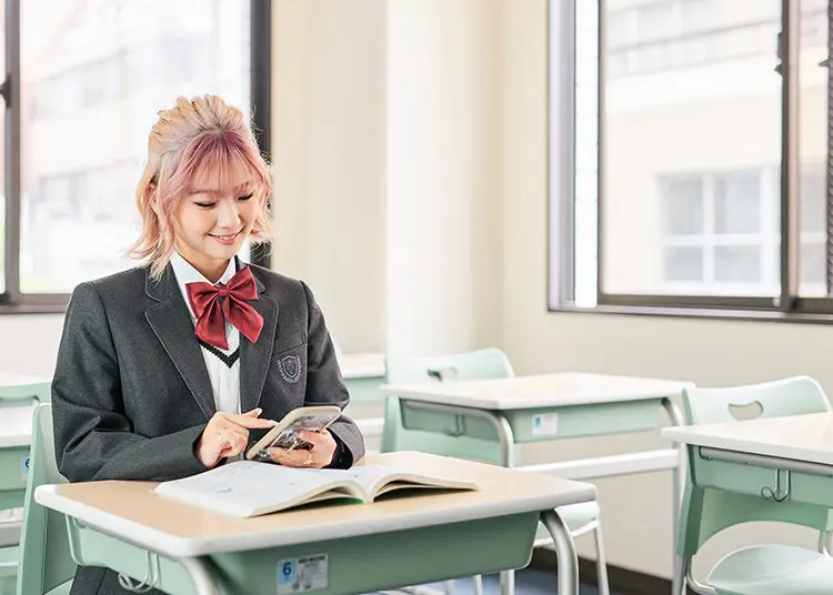 スマホでレポートを提出する生徒の写真