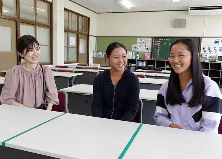 虫賀姉妹と村田先生の写真