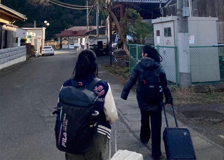 スクーリング最終日、スクーリングで仲良くなった友達と下之宮駅に向かうナカダさん（右）。