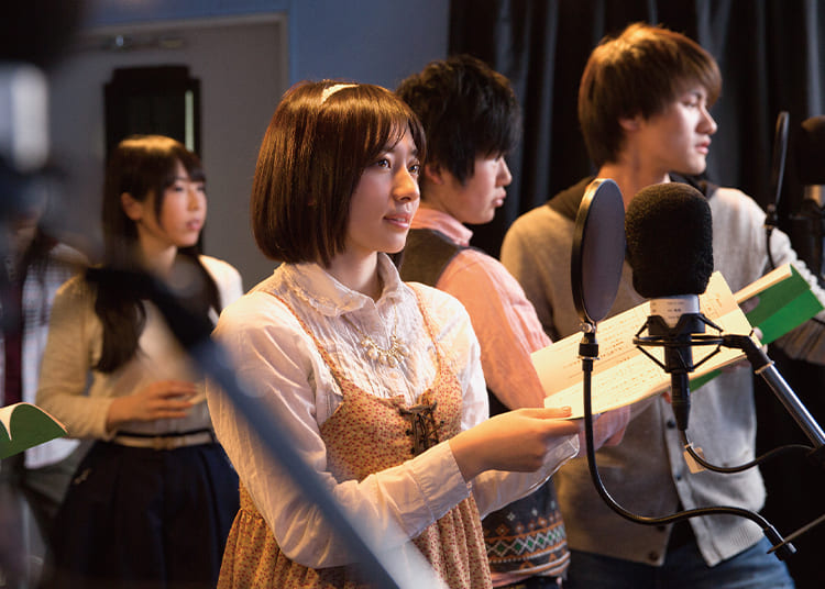 声優の勉強をする女生徒のアテレコ風景写真
