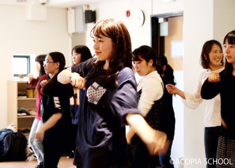 アコピアK-POPコースを受講する女子生徒がダンスをしている写真