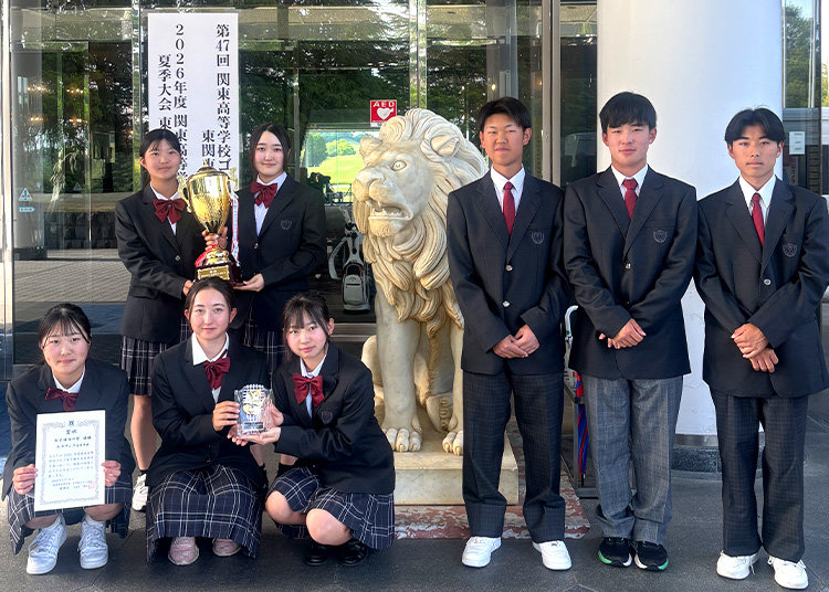 女子団体・個人優勝のトロフィーと賞状を持って撮影するルネサンス高等学校ゴルフ部の選手たち