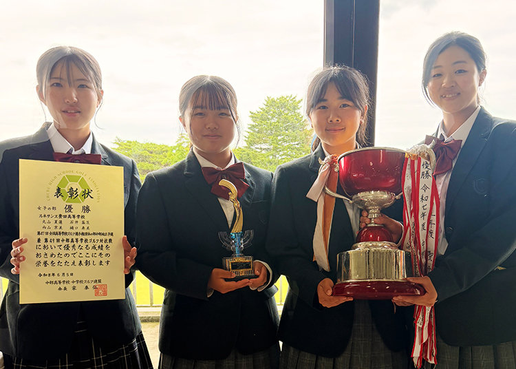 女子団体・個人優勝のトロフィーと賞状を持って撮影するルネサンス高等学校ゴルフ部の選手たち