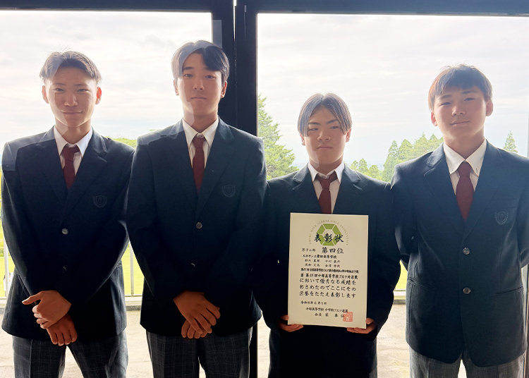 女子団体・個人優勝のトロフィーと賞状を持って撮影するルネサンス高等学校ゴルフ部の選手たち