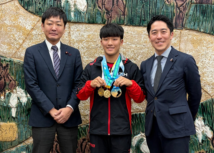 左から、赤松てつじ名古屋市会議員、片岡三亮さん、小木曽史人愛知県議会議員