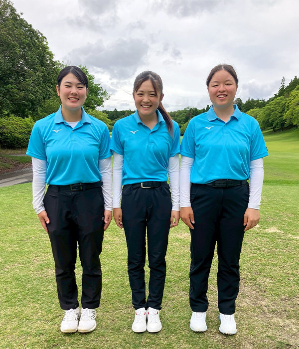 女子団体・個人優勝のトロフィーと賞状を持って撮影するルネサンス高等学校ゴルフ部の選手たち
