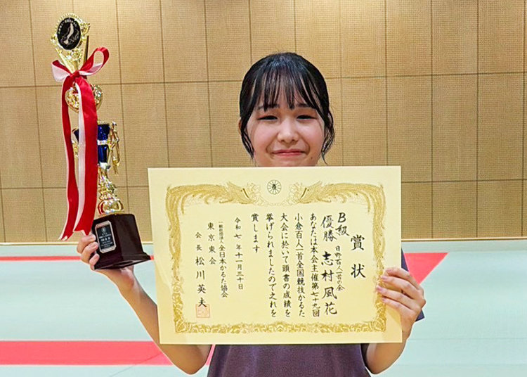 優勝トロフィーと賞状を手に笑顔を見せる志村風花さん