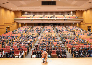 ルネサンス高等学校の卒業式に歌手SGさんがサプライズ登場