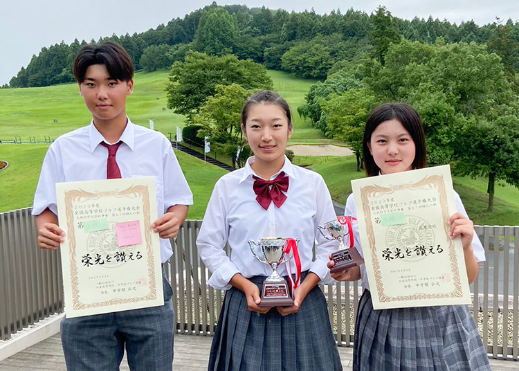 賞状を手に(左から渋井さん、長澤さん、菊田さん)